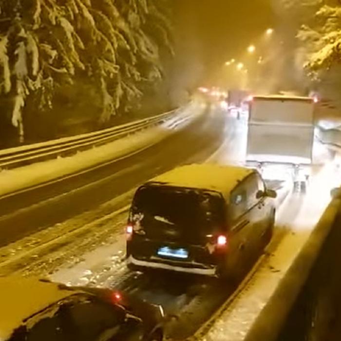 Șoferii fac haz de necaz pe Valea Prahovei: „Când aude chinezul câte ore stăm în trafic zice: wow ţara voastră e mai mare ca China!”