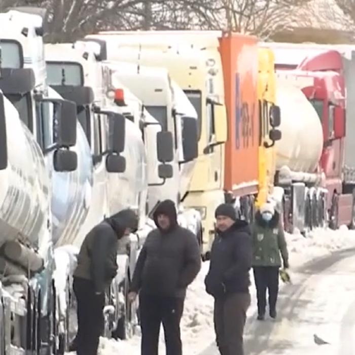 „Prizonieri ai zăpezilor”. Șoferi români de TIR, blocaţi în troiene 35 de ore, fără mâncare şi fără apă: „Nu ne bagă nimeni în seamă. Noroc cu o bătrânică”