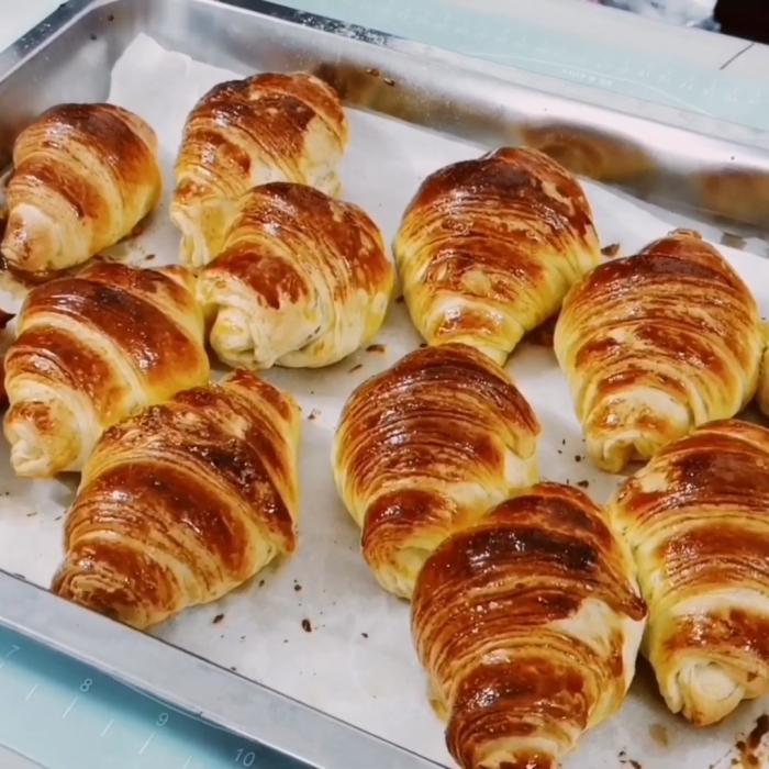 Croissante cu ciocolată de casă. O rețetă ușoară, din doar trei ingrediente
