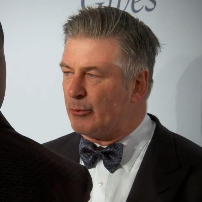 Actorul Alec Baldwin vorbea la telefon în timpul antrenamentului cu arme: „Numeroase cazuri de acte extrem de necugetate”