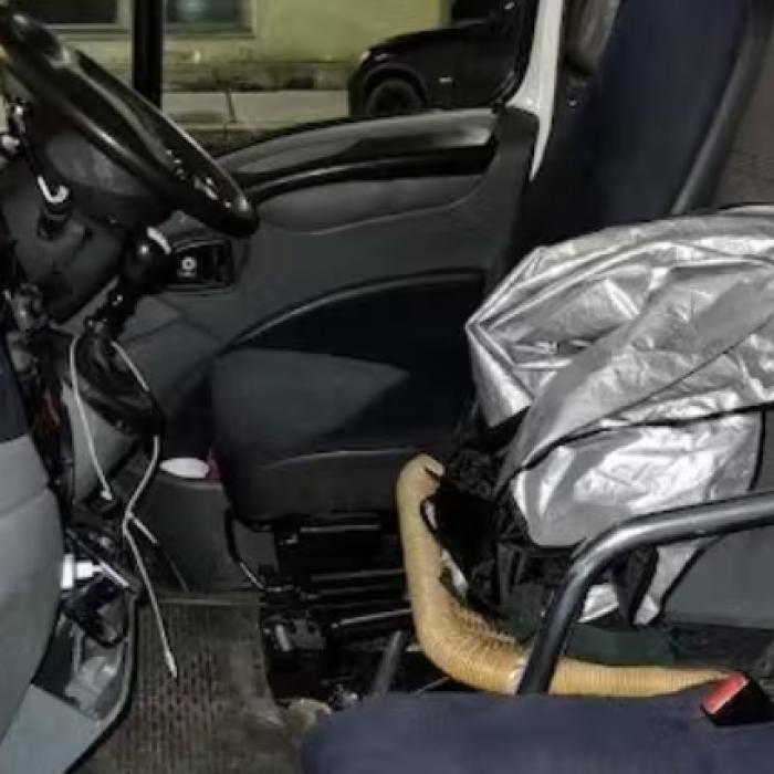 Un român care își „dotase“ duba cu un scaun de grădină, lăsat fără autovehicul în Austria: Venea din Anglia, încărcat cu pachete