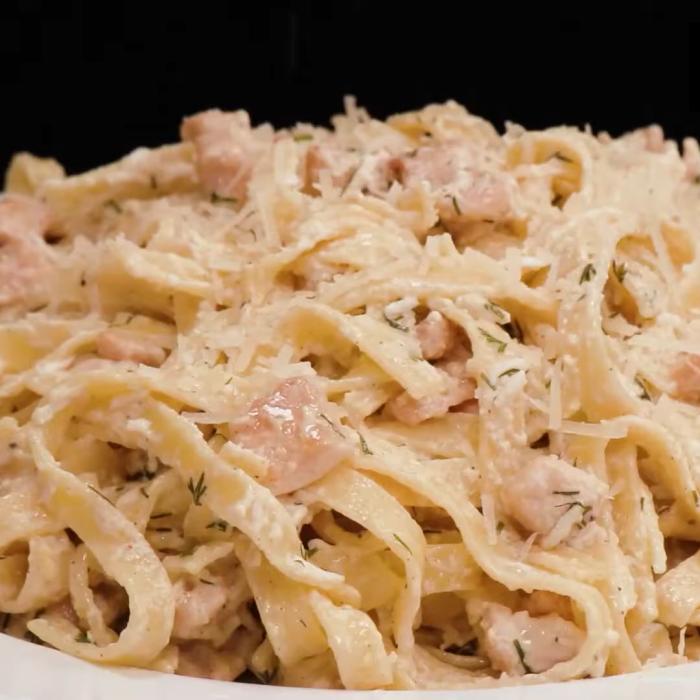 Rețetă de paste fusilli de pui cu brânză feta. Un preparat foarte delicios și rapid de pregătit
