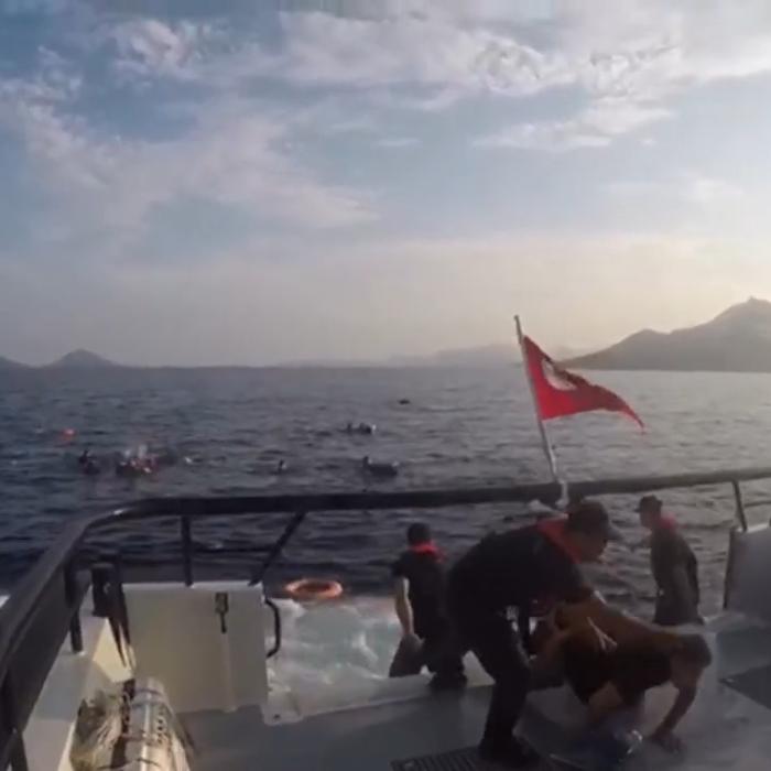 Patru morți și cel puțin 39 de persoane salvate după ce o ambarcațiune cu migranți s-a scufundat în largul Greciei