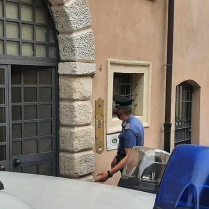 Româncă, ținută captivă în hotel de un italian. A reușit să sune o prietenă, care a apelat poliția