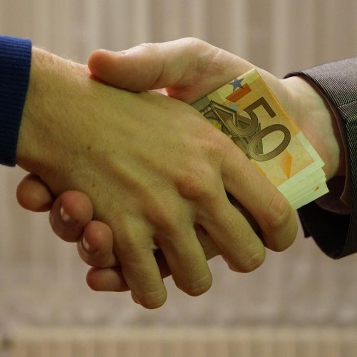 Româncă, arestată după ce a cerut peste 90.000 de euro șpagă pentru angajări în două mari spitale din România 