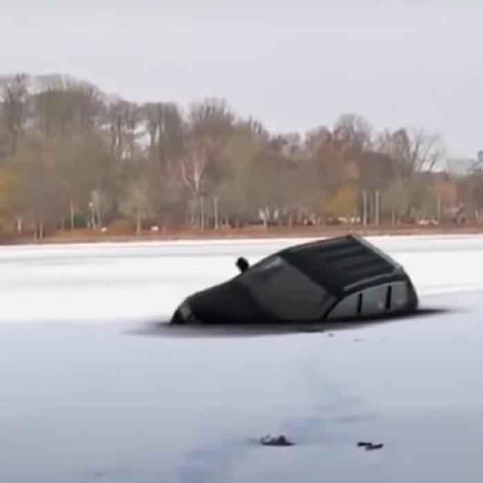Cinci eroi s-au scufundat într-un lac înghețat pentru a salva un bărbat și câinele său blocați în interiorul mașinii