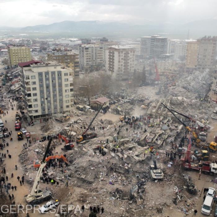 De ce au căzut blocuri noi în Turcia: Constructorii plătesc legal o taxă care le permite să ignore normele de siguranță (BBC)