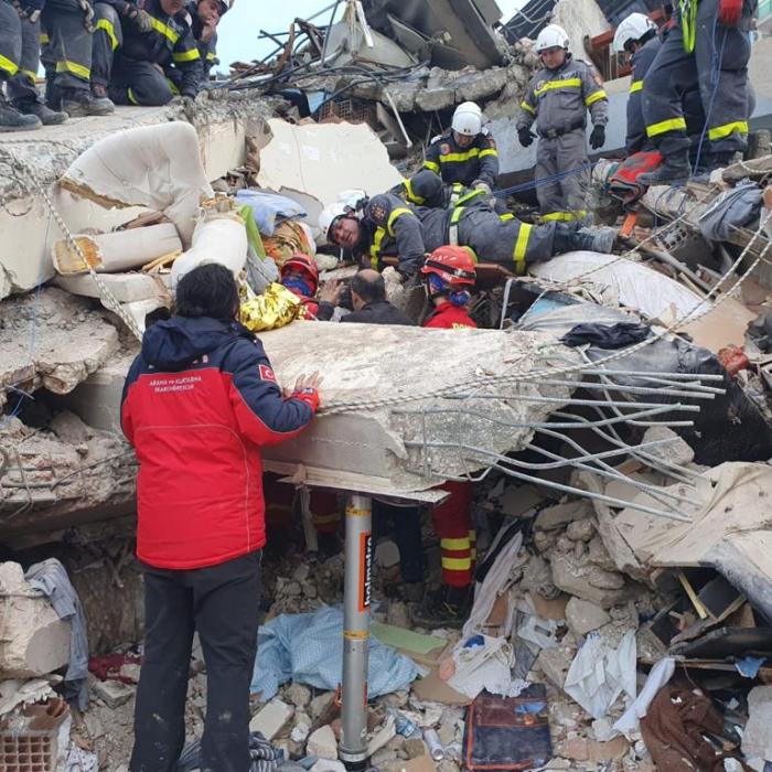 Salvatorii români au scos de sub dărâmături o femeie în viață - VIDEO/FOTO