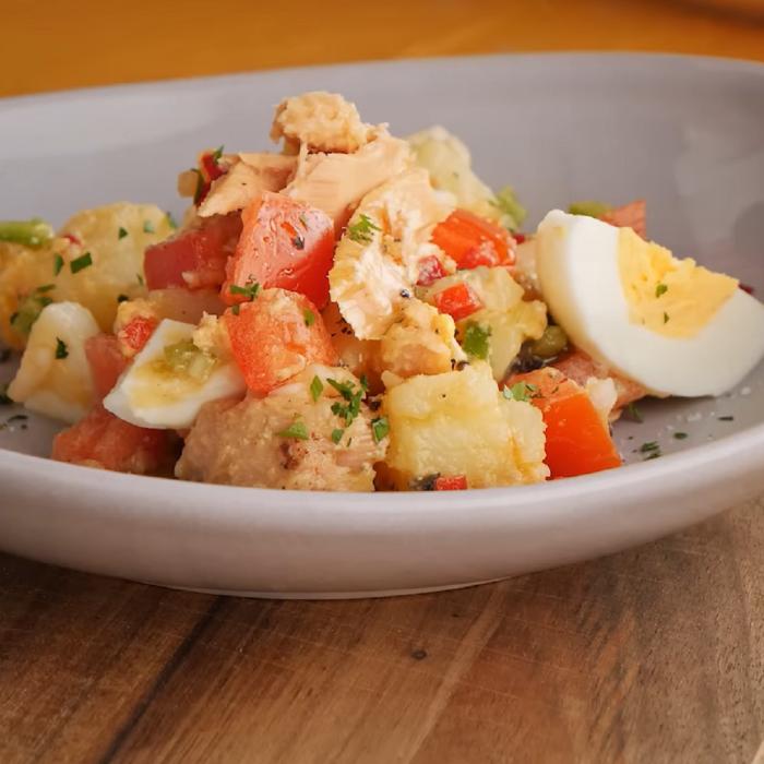 Salată țărănească din cartofi, ceapă verde și ou. Minune de reteta, gata în câteva minute