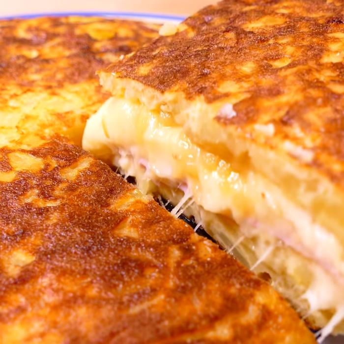 Omletă spaniolă de cartofi umplută cu brânză și șuncă: O rețetă perfectă nu doar pentru micul dejun. Copiii vor mai vrea o porție