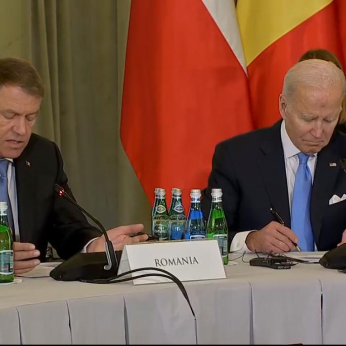 Klaus ​Iohannis, la masă cu Joe Biden la summitul B9 de la Varșovia: „Sunteți în prima linie”