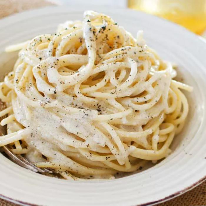 Spaghete cacio e pepe. Un deliciu din doar trei ingrediente
