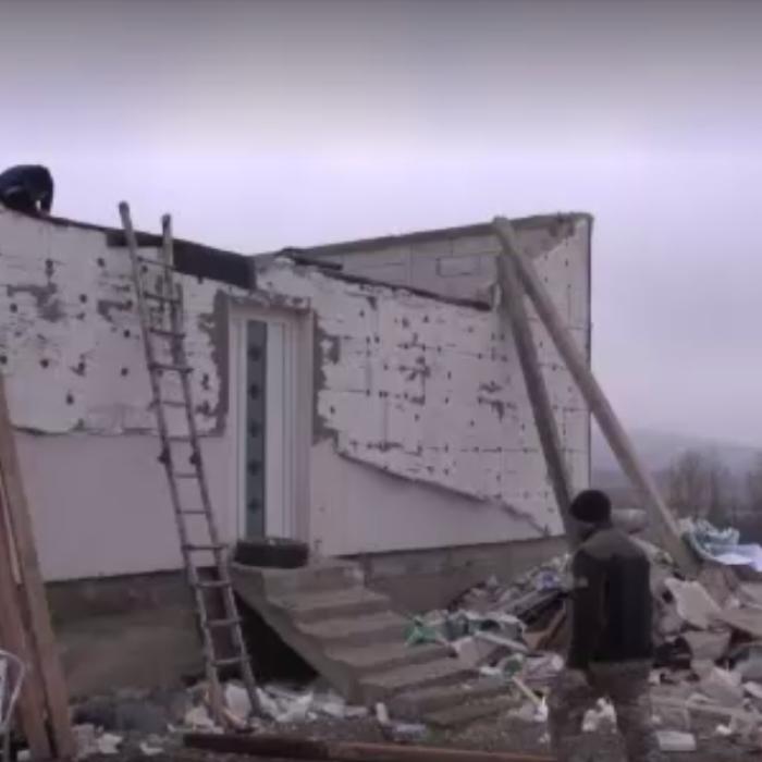 Necaz pentru o familie din Neamț: Casa pentru care au muncit 15 ani în Italia, distrusă în câteva minute de o vijelie puternică