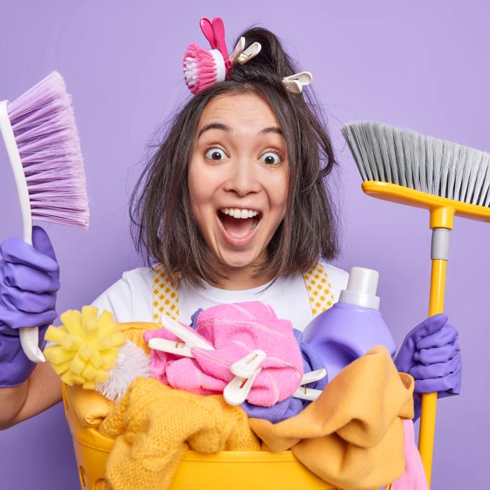 Amestecă sare și oțet și pune mătura câteva minute acolo. Un truc pentru care îți vei mulțumi 