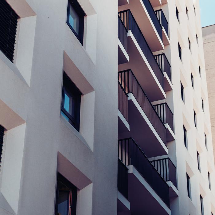 Ce se ascunde în apartamentele „sigure” şi „ieftine” în care tot mai mulţi români se mută: „Nici măcar nu ar trebui să fie locuite”