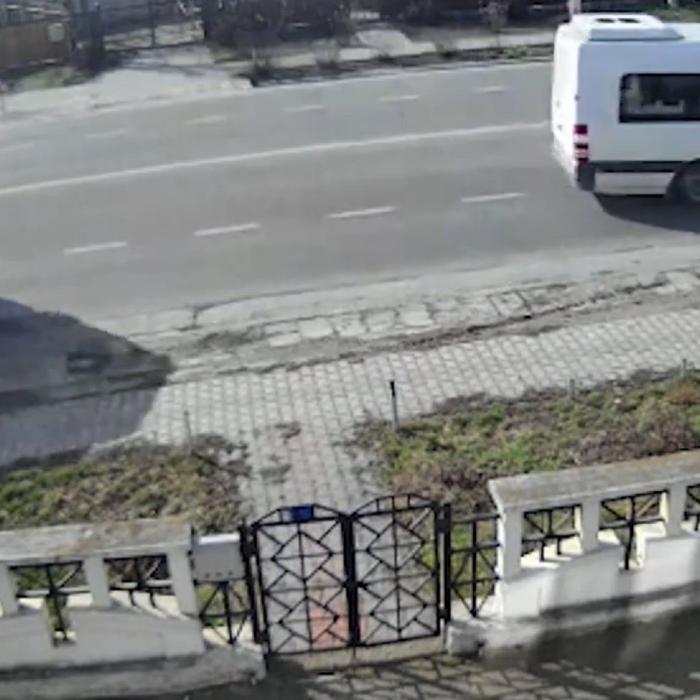 Un microbuz plin cu români, accident cu două TIR-uri 