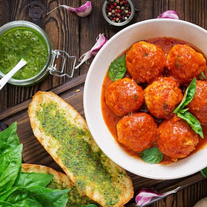 Chiftele moi și pufoase, preparate fără ouă. Iată cu ce le poți înlocui