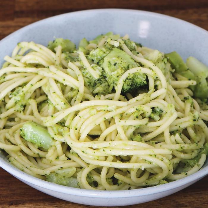 Paste cremoase cu broccoli și pesto, un preparat incredibil de gustos de post