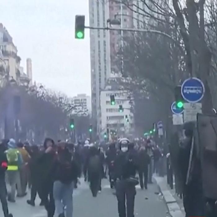 Pompierii au luat cu asalt sediul Comisiei Europene şi s-au bătut cu forţele de ordine. Grevele din Franţa cuprind Europa