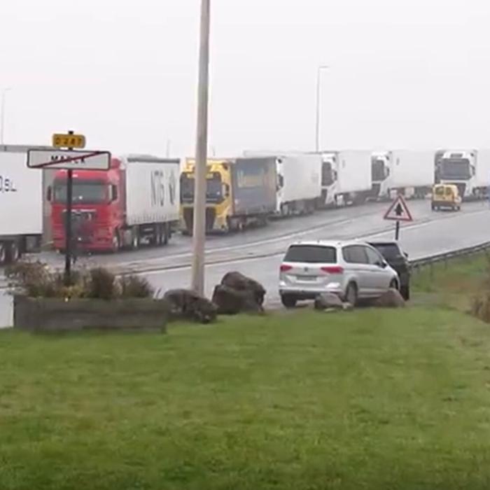 Șoferi români de TIR, blocați în Franța ore în șir de protestatarii furioși: „Ce fac ei va crește prețul produselor!”