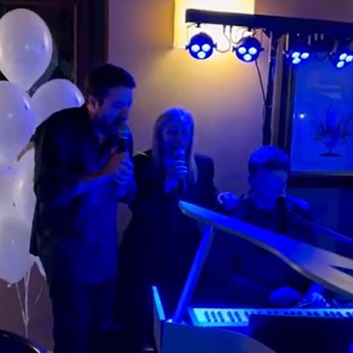 Meloni criticată pentru un karaoke cu Salvini, în contextul în care încă se mai găsesc trupuri neînsuflețite în urma dezastrului din Calabria - VIDEO