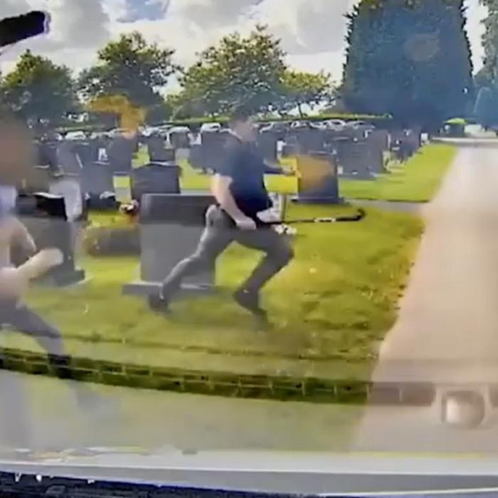 S-au luat la bătaie cu bâte, macete și ciocane în timpul unei înmormântări - VIDEO