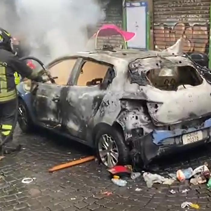 Italia. Haos la Napoli: Ciocniri violente între fanii lui Napoli și cei ai lui Eintracht Frankfurt; o mașină de poliție, incendiată