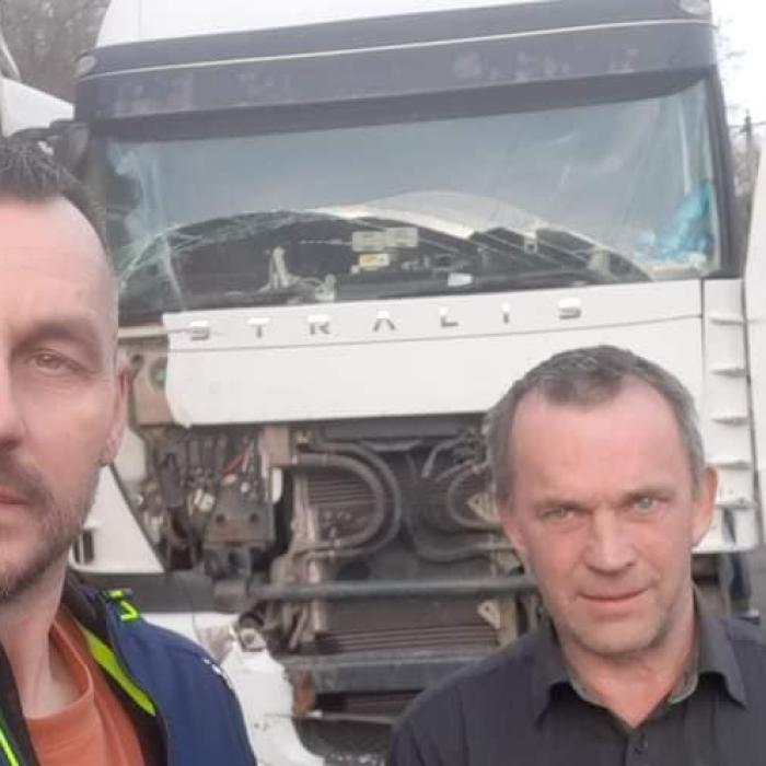 Un șofer de TIR ucrainean trăiește din mila colegilor români: „Patronul se pare că l-a abandonat. Nu mai are bani, mâncare, absolut nimic”