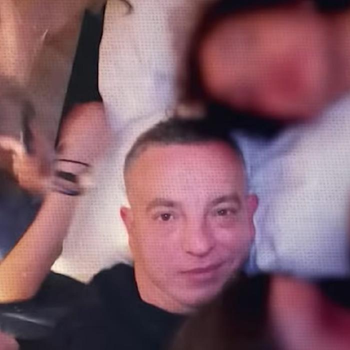 Caz revoltător! Un profesor de la Seminar le-ar fi turnat băutură pe gât elevelor sale şi s-a pozat cu ele în pat: „Toate sunteţi ale mele” - VIDEO