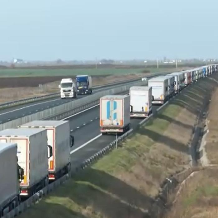 Cozi la frontiera cu Ungaria. TIR-urile au așteptat până la 14 ore ca să iasă din România: „Ceva trebuie făcut!”