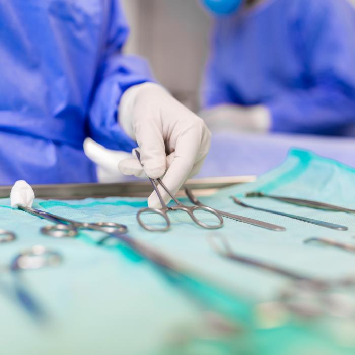 Alertă în Europa! O operație promovată ca fiind revoluţionară a băgat în spital zeci de oameni. Şi românii sunt interesaţi de „intervenţia-minune”