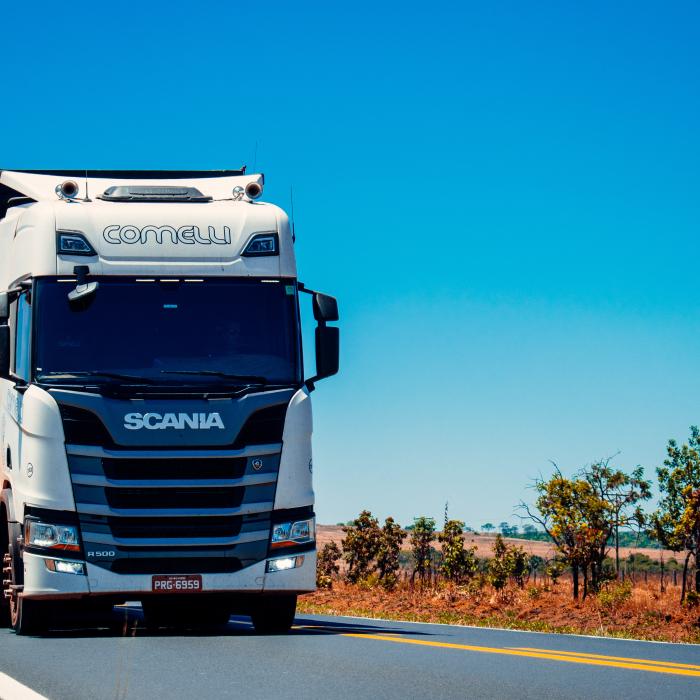 Amendă uriașă pentru șoferii de camion care nu își iau pauza săptămânală de odihnă într-un loc adecvat. Cât a plătit o companie românească