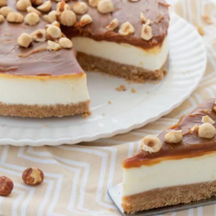 Cheesecake cu topping de caramel și alune prăjite. Rețeta pas cu pas