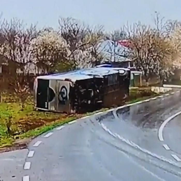 Un autocar cu români s-a răsturnat pe marginea drumului: Mai multe victime