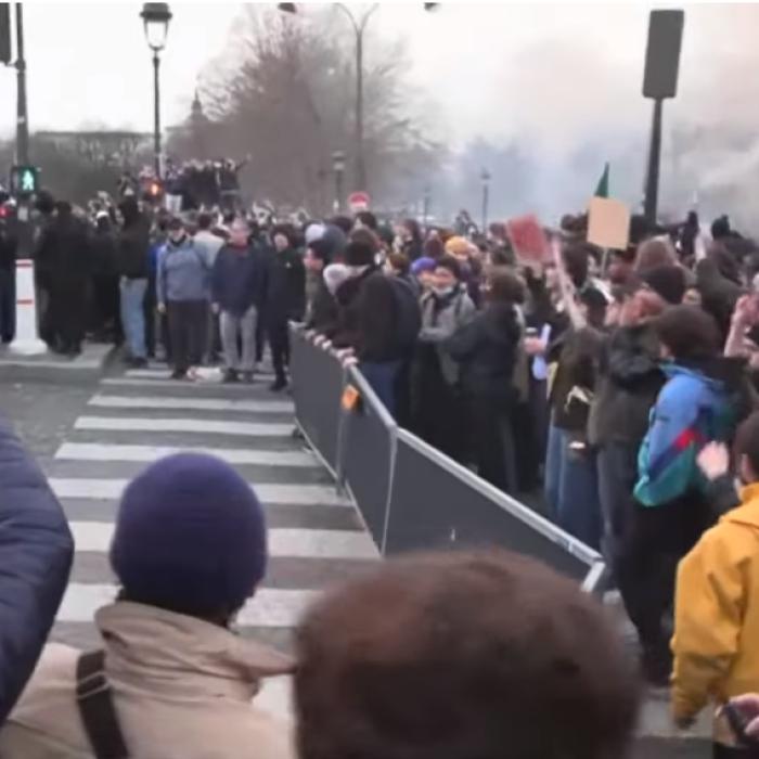 Franţa, paralizată joi, în a noua zi de mobilizare naţională împotriva reformei pensiilor. Gunoaiele deja sufocă Parisul și Marsilia
