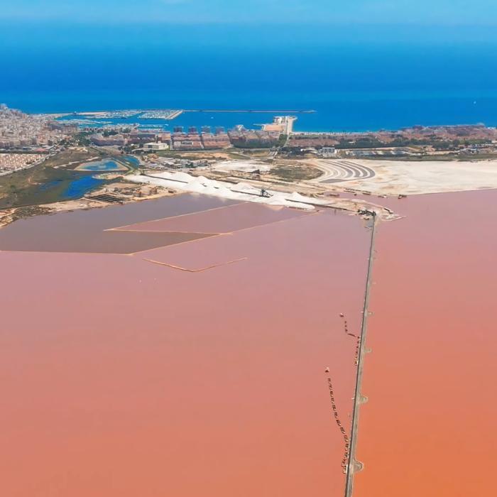 Noua atracție a Spaniei, Lacul roz din Torrevieja. „Cel mai sănătos loc din Spania, din cauza tuturor mineralelor din aer"