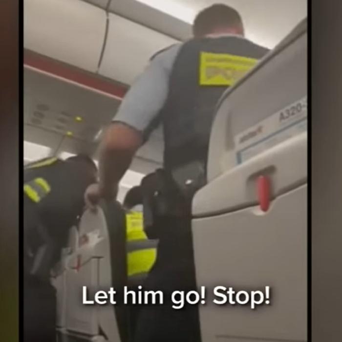 Pasager electrocutat și târât de poliție afară din avion: „M-am simțit ca un animal” - VIDEO