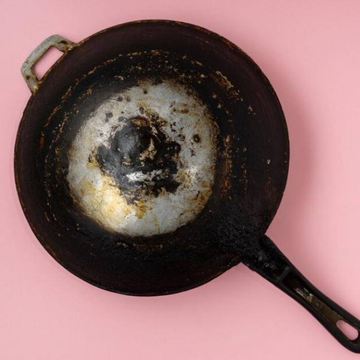 Tigăile și oalele arse vor fi ca noi. Trucul ingenios al gospodinelor cu experiență