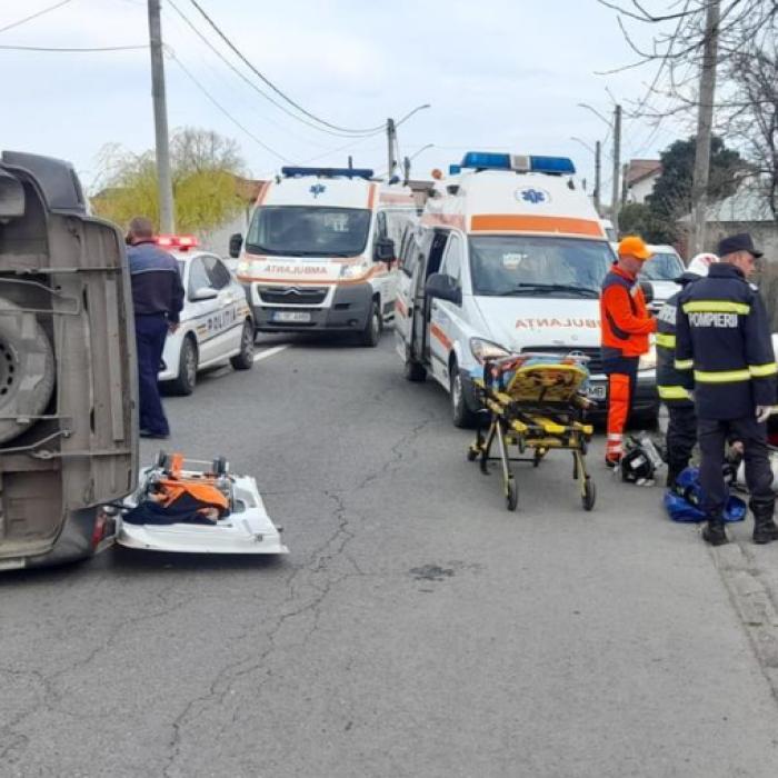 Copil de nici doi ani în stare gravă, după ce ambulanța care îl ducea la spital s-a răsturnat, în Ialomița