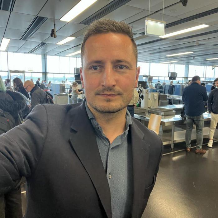 Eurodeputatul român Nicu Ștefănuță reclamă aeroporturile din Viena și Varșovia: „Românii, umiliți pentru că nu suntem în Schengen“