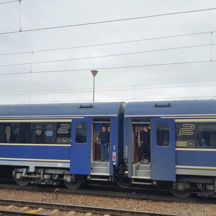 Accident feroviar în Prahova: Un TIR încărcat cu lemne a fost lovit de un tren în care se aflau 50 de pasageri