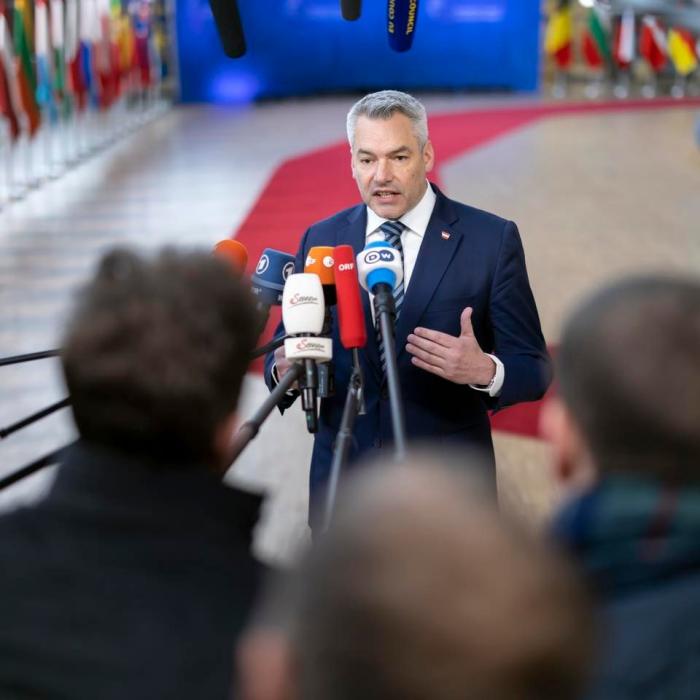 Austria taie din ajutoarele românilor care sunt în țară de mai puțin de cinci ani. Nehammer vrea un stat "cât mai puțin atractiv"