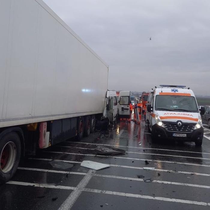 Accident cumplit între un microbuz și un camion pe „Drumul morții” din Vrancea: Doi pasageri din microbuz au murit pe loc