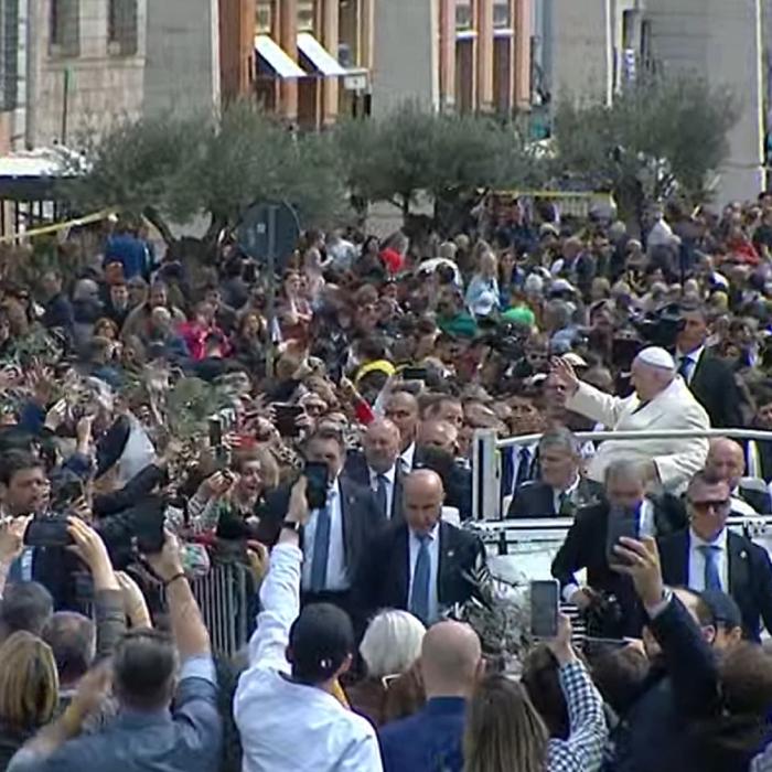 Papa Francisc conduce slujba de Florii de la Vatican, la o zi după ce a fost externat: Care este mesajul său adresat lumii