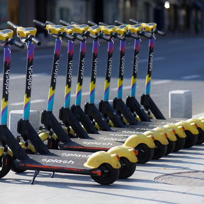 Francezii au decis prin referendum că nu vor să vadă pe străzile Parisului trotinetele electrice închiriate
