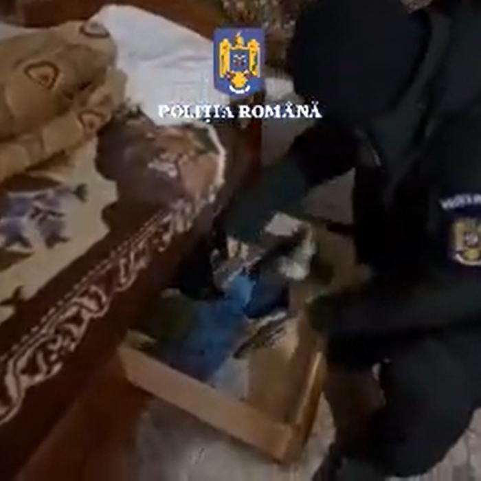 Percheziții la peste 100 de persoane: Arme şi muniţie trimise din Spania prin curier și împrăștiate de un individ în toată țara