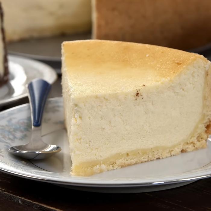 Pască cu brânză dulce și scorțișoară. O rețetă de Paște cu un blat subțire din foietaj care ți se topește în gură