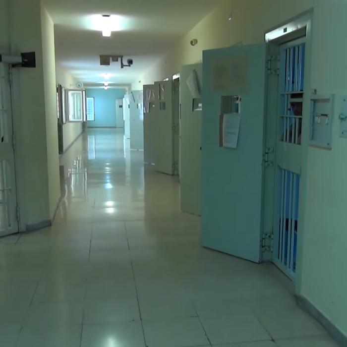 Italia. Deținutul român care a amenințat un medic cu moartea, revine cu un nou scandal. Bărbatul ascundea o lamă periculoasă în gură