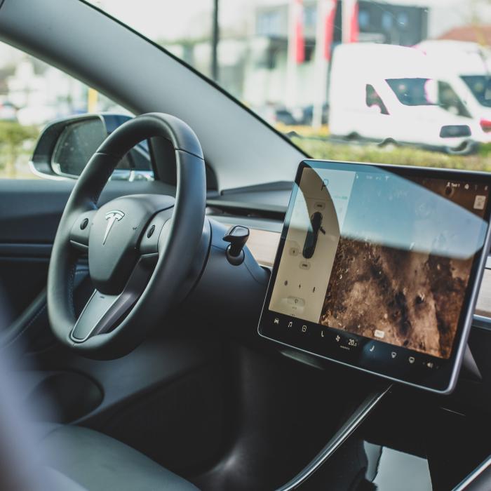 Hoți prinși de poliție în Italia, după ce un român i-a filmat cu camerele mașinii sale Tesla când fugeau cu banii 