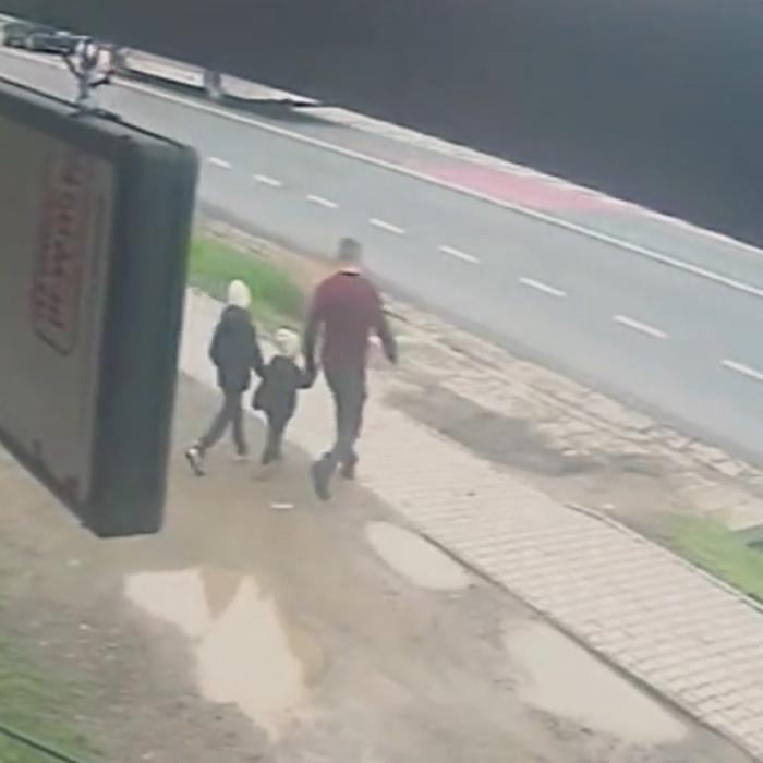 Accident îngrozitor: Un copil român de trei ani a sfârşit sub roţile unui TIR, în timp ce traversa de mână cu tatăl şi fratele mai mare, pe trecere